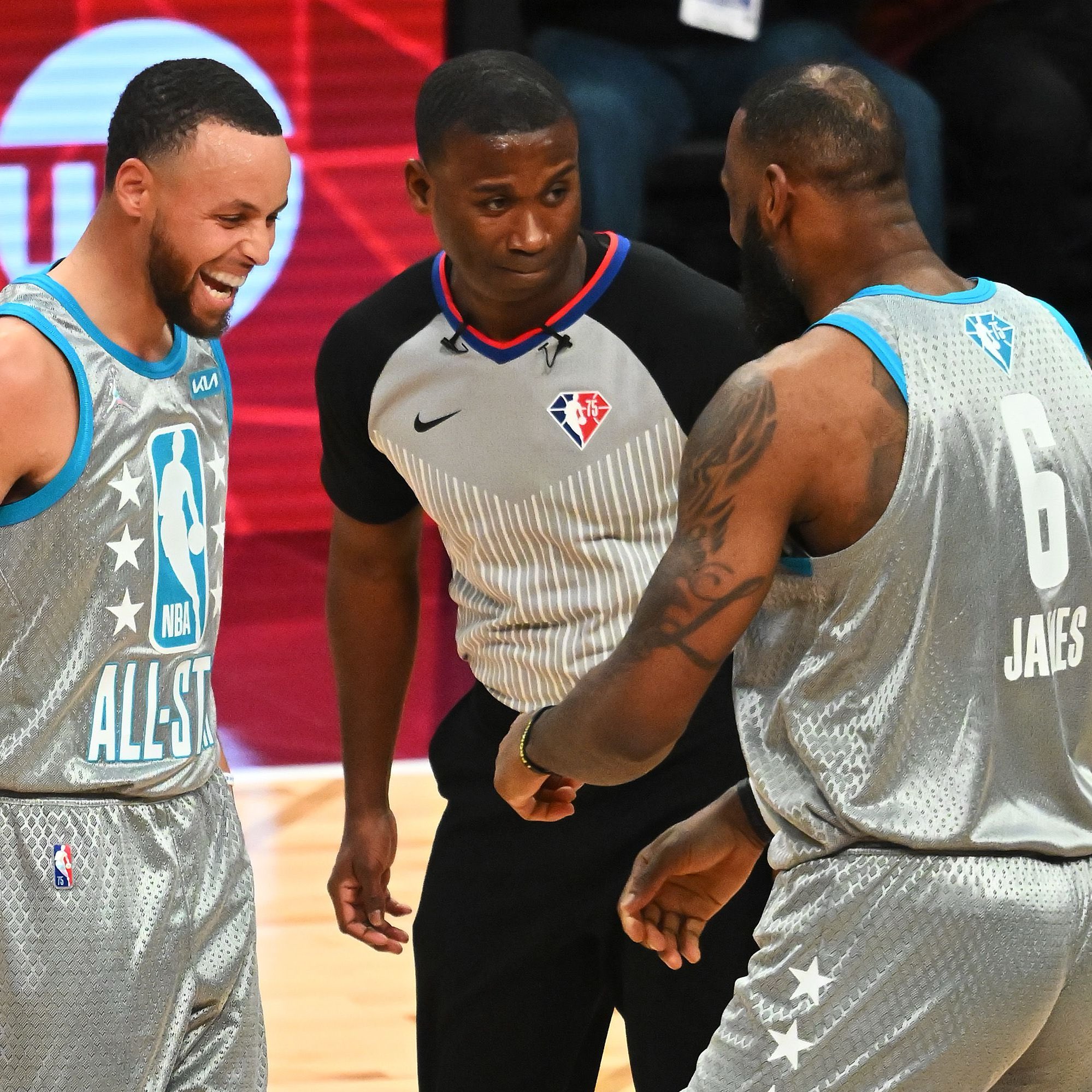 球队团结协作，共同迎接胜利的挑战